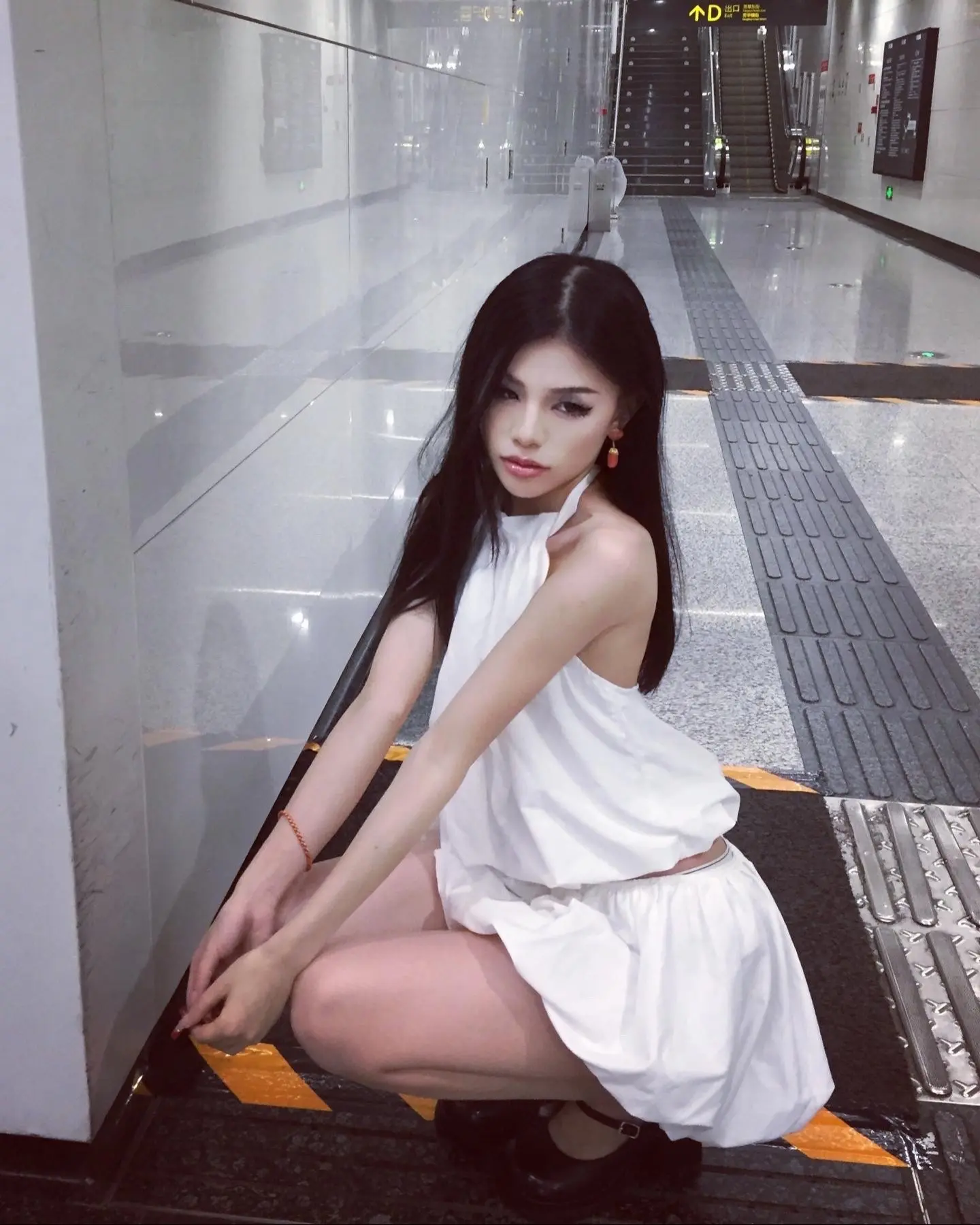 我问为什么 那女孩传简讯给我