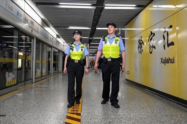 清晨首班车发车前，公交轨道民警便已到岗。早高峰驻守换乘站疏导客流，平峰时段沿线步