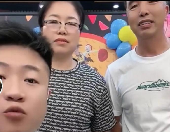 王亮家孩子过生日，亲姑姑姑夫都来庆贺，还有王亮的表姐，爷爷，还有王亮的大爷都来捧