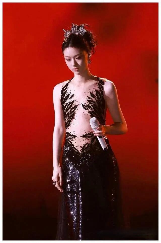 单依纯回忆18岁出道的自己 小小的年纪，大大的勇气。音乐接住了她所有的忐忑，又把