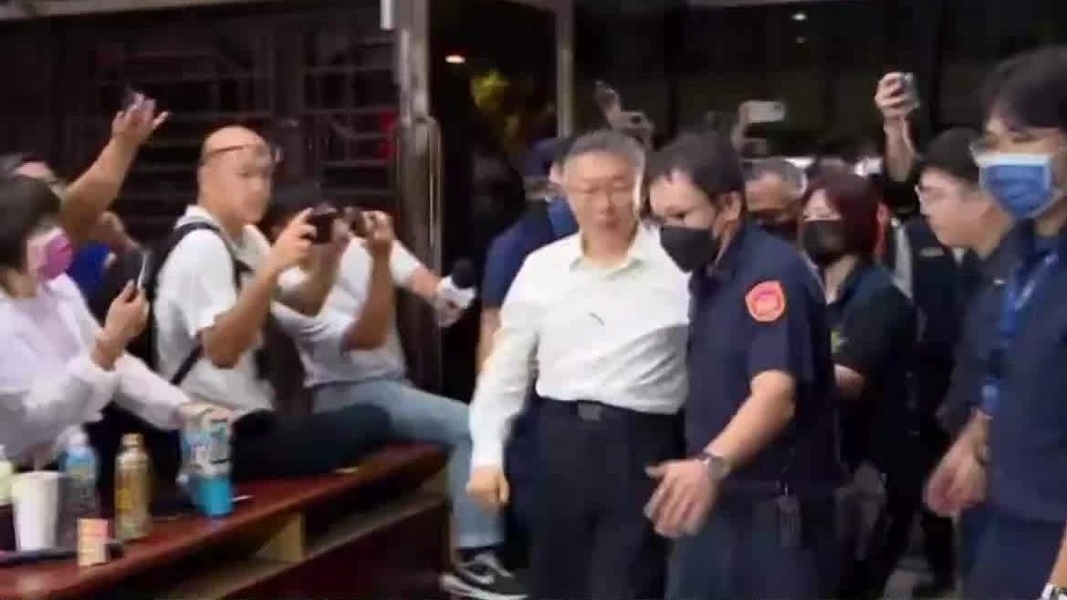 柯文哲交完保释金后回到家里，不要同情柯文哲。自己犯下的错误就应该自己承受。而且还