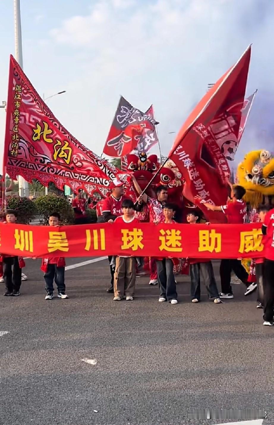 湛江球迷这波“疯劲”，是足球最该有的样子
 
你见过把球场变成“红潮现场”的吗？