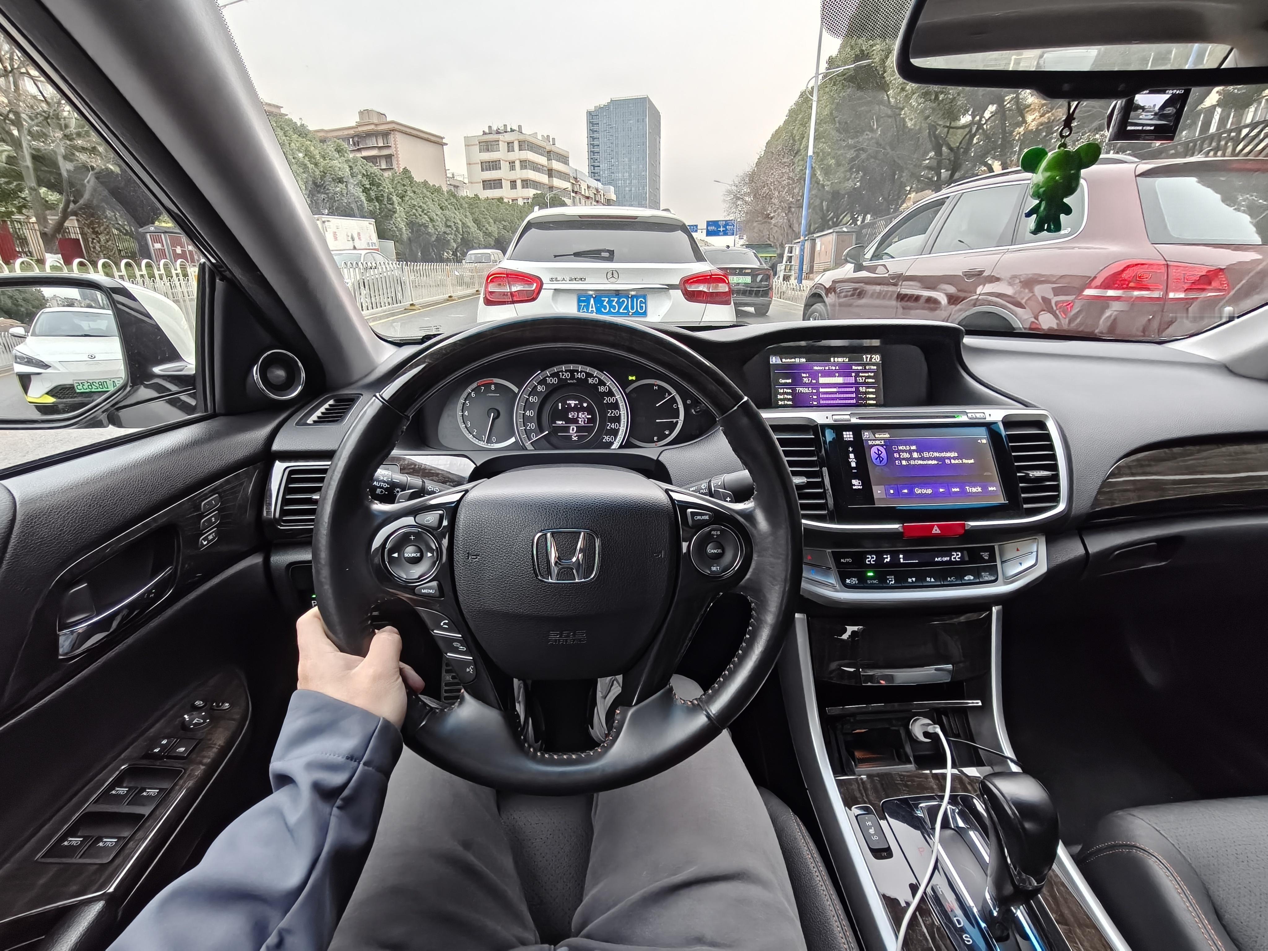 突然降温到体感1°了，不出太阳还真挺冷三姨给老爸配的新眼镜，拿到手居然是凯迪拉克