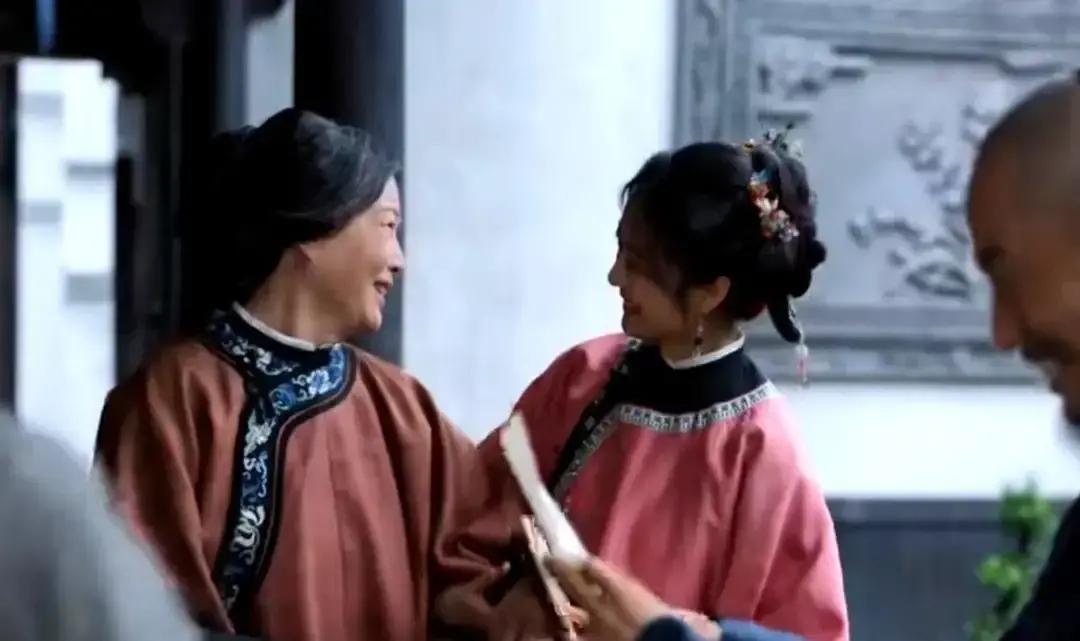 孙千把那张功名帖往袖子里一藏，我那一瞬间真有点恍惚。
 
换作现在的流量小花，听