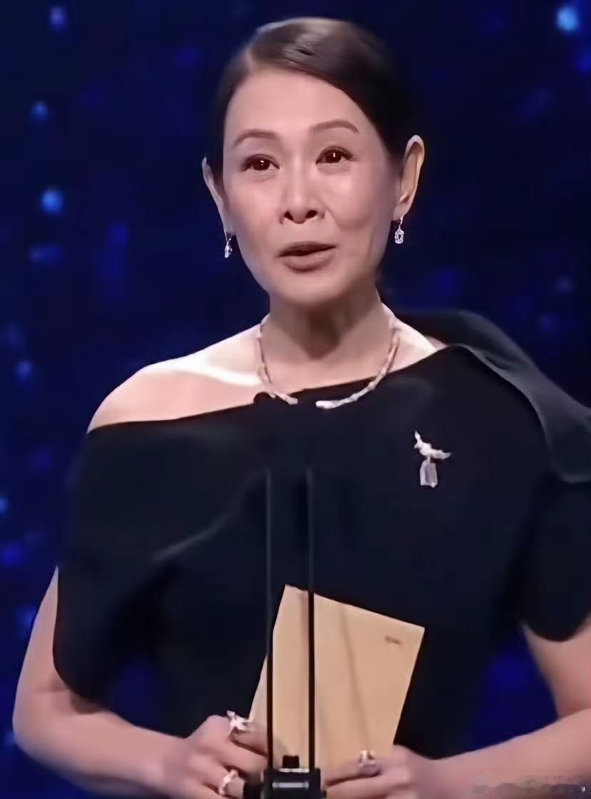 56岁的刘若英现身金马奖时的状态差点让人没认出来是她。