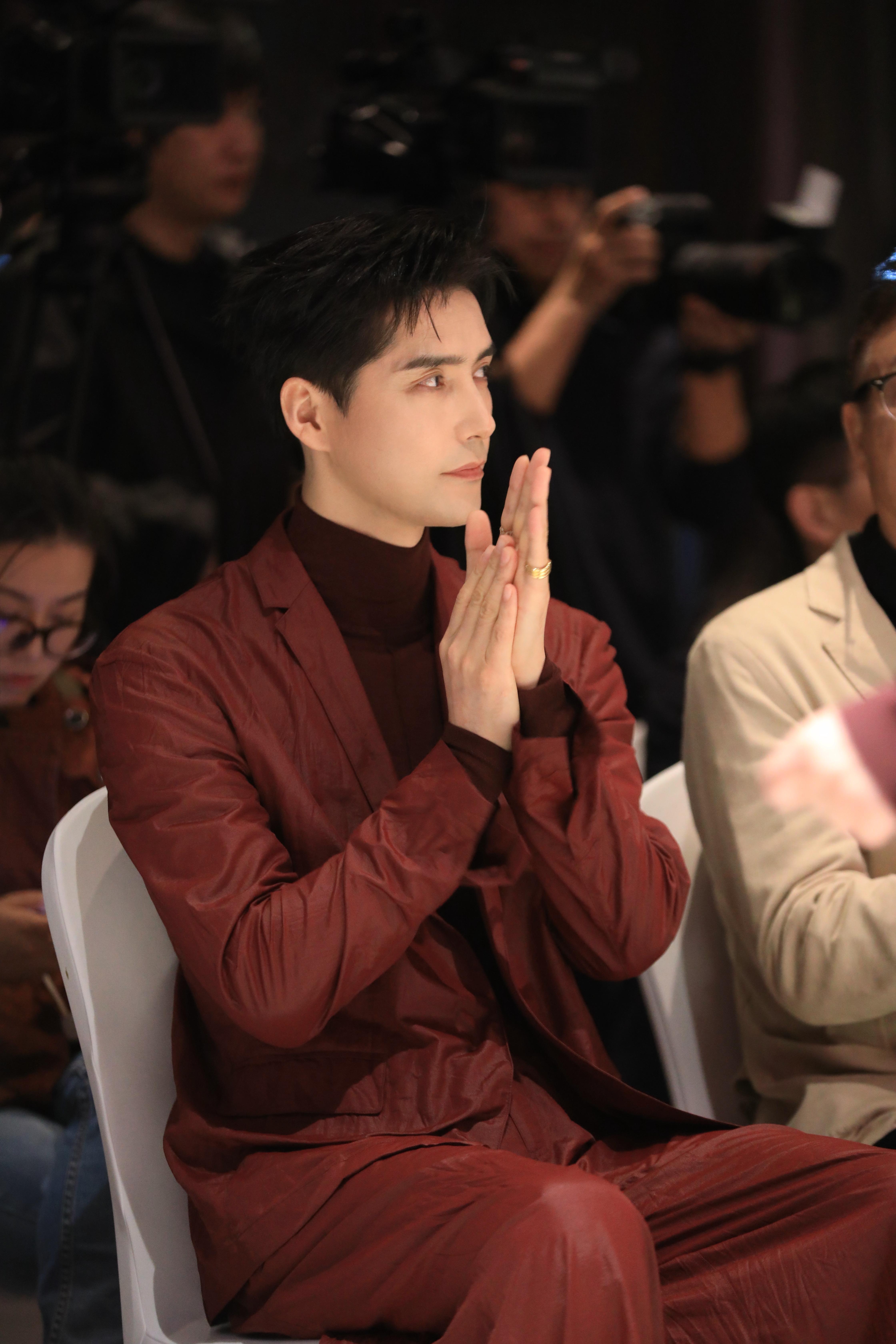 小兔我就指着你过活了！请保持这方向！！。阿云嘎、麦家现身杭州西湖，《音...