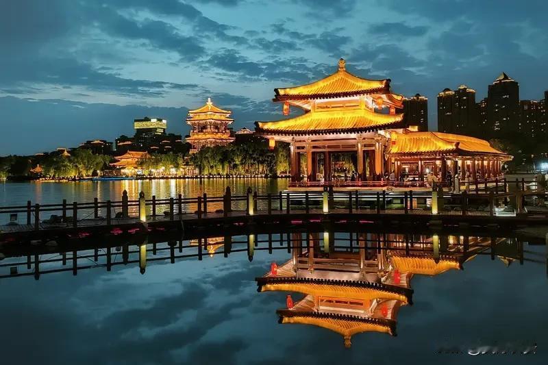 入夜的长安仍在痛哭
我抛去了无情的雨伞
用尽全身的气力拥抱着夜的孤独
不谙离别的