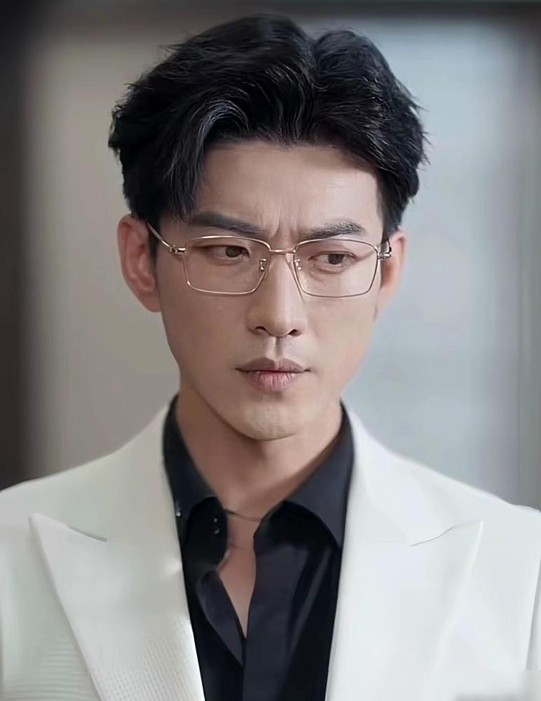 你刷到的那些甜宠短剧吻戏，别想得太美好了。
 
可能女演员正犯肠胃炎，男演员已经