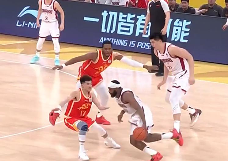 CBA四分之一决赛实时战况，孙铭徽时隔多天替补复出，山西半场10失误落后广厦男篮