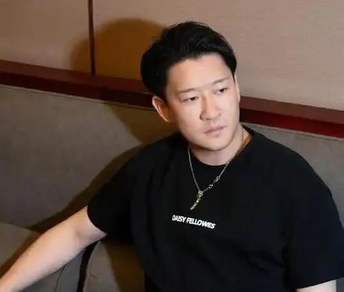 于谦当年指着曹云金鼻子骂的时候，兜里已经备好了借他买房的钱。
老郭捧红的徒弟里，