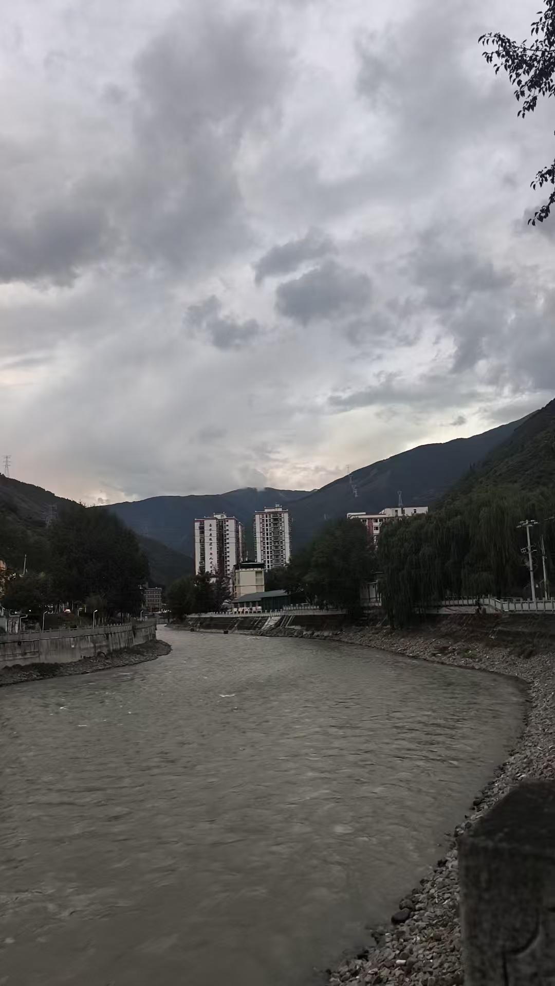 河边山色入画来，云雾缭绕好风景。晒图大赛笔记 参加“晒图笔记大赛”,晒什么呢?