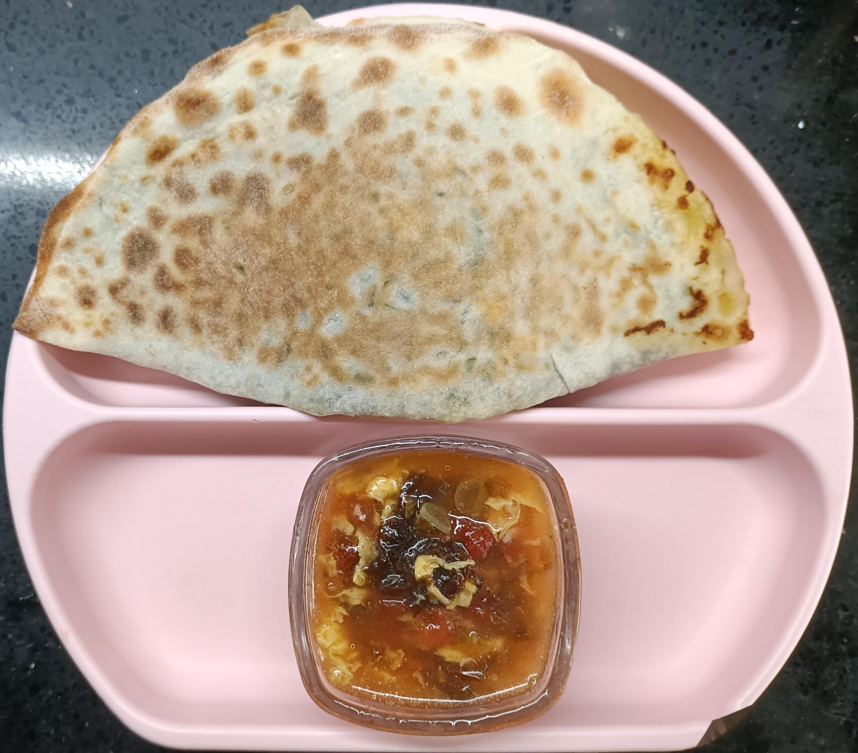 #糖糖的饭饭##科学育儿营养护航# 周末糖糖在家吃，昨天午餐：韭菜鸡蛋虾皮饼，番
