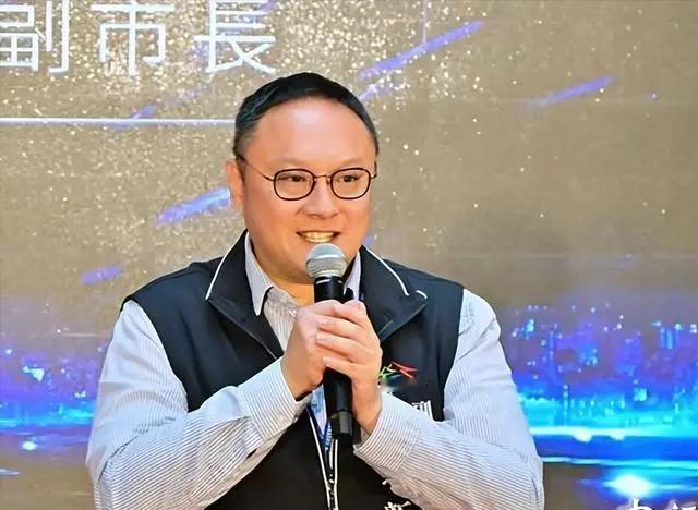 台中副市长郑照新上班发文轰季麟连，被民进党狠批公私不分！郑狡辩24小时都在上班。