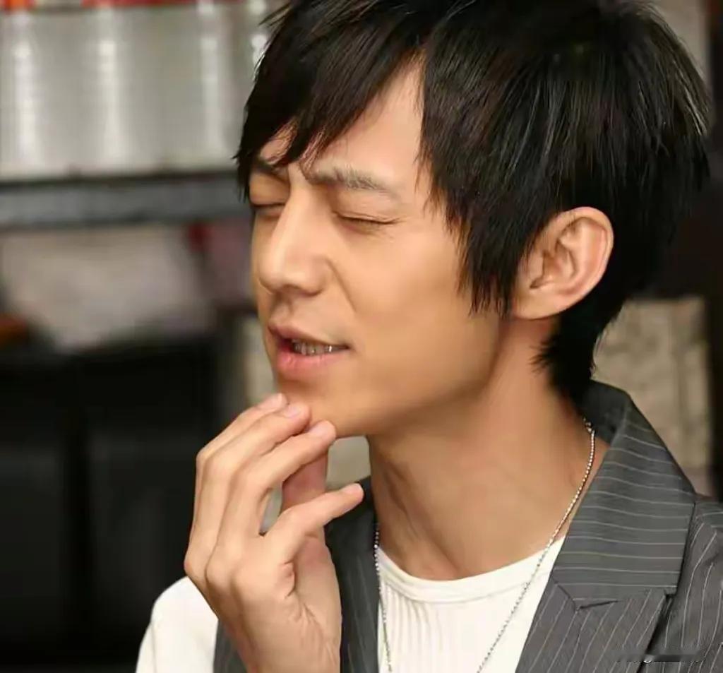 曾几何时，大众总以世俗标准衡量人生成功，觉得未婚无儿无女便不算圆满。可何炅却打破