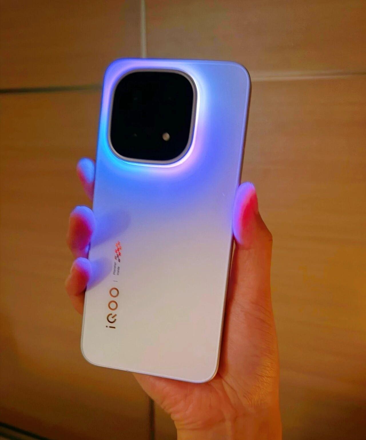 第一次用 iQOO，待机直接惊到我了纯待机一周多还剩 60%+ 电，这续航也太顶