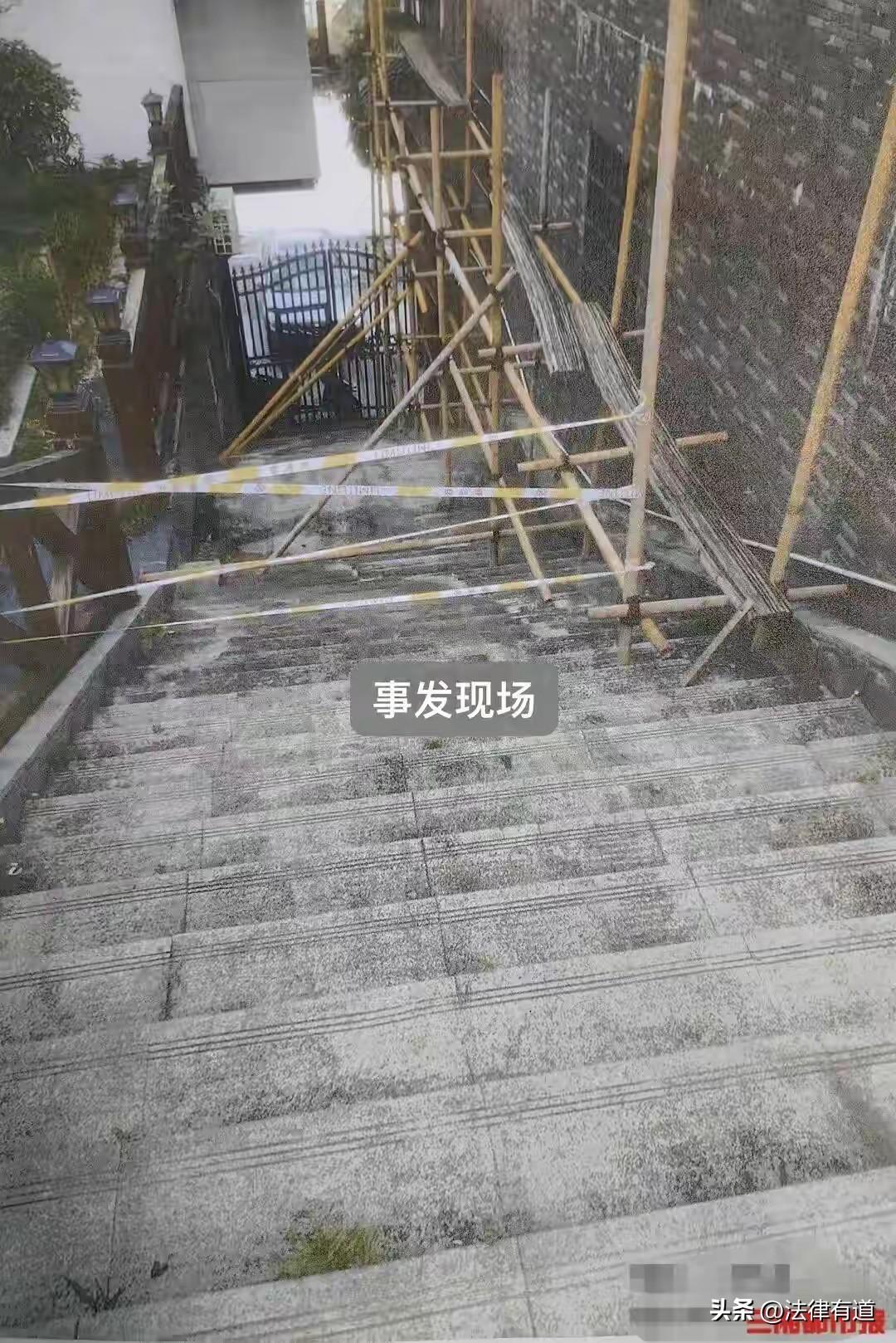 男子小区散步低头看手机，一脚踏空坠亡！家属索赔百万，法院判了：自己负主责。

2