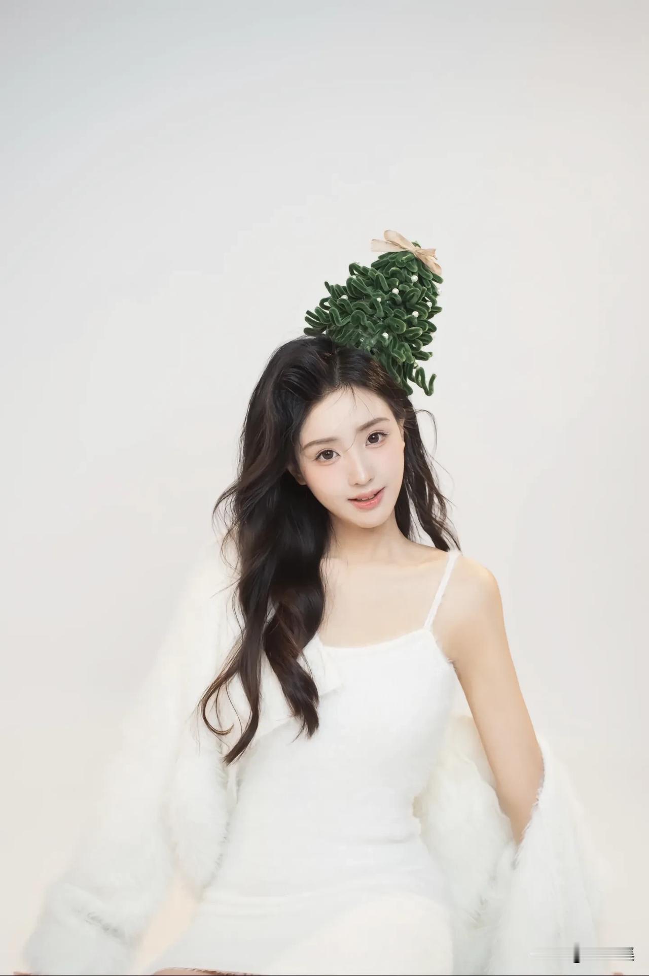 清新自然，白色连衣裙搭配绿色发饰，少女感满满！🌿💗