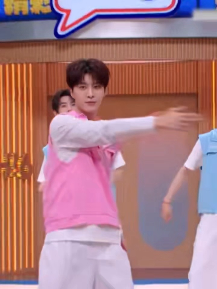 范丞丞真不考虑开个舞蹈班吗谁能想到范丞丞舞蹈功底这么出众！节目里舞步干脆利落，随