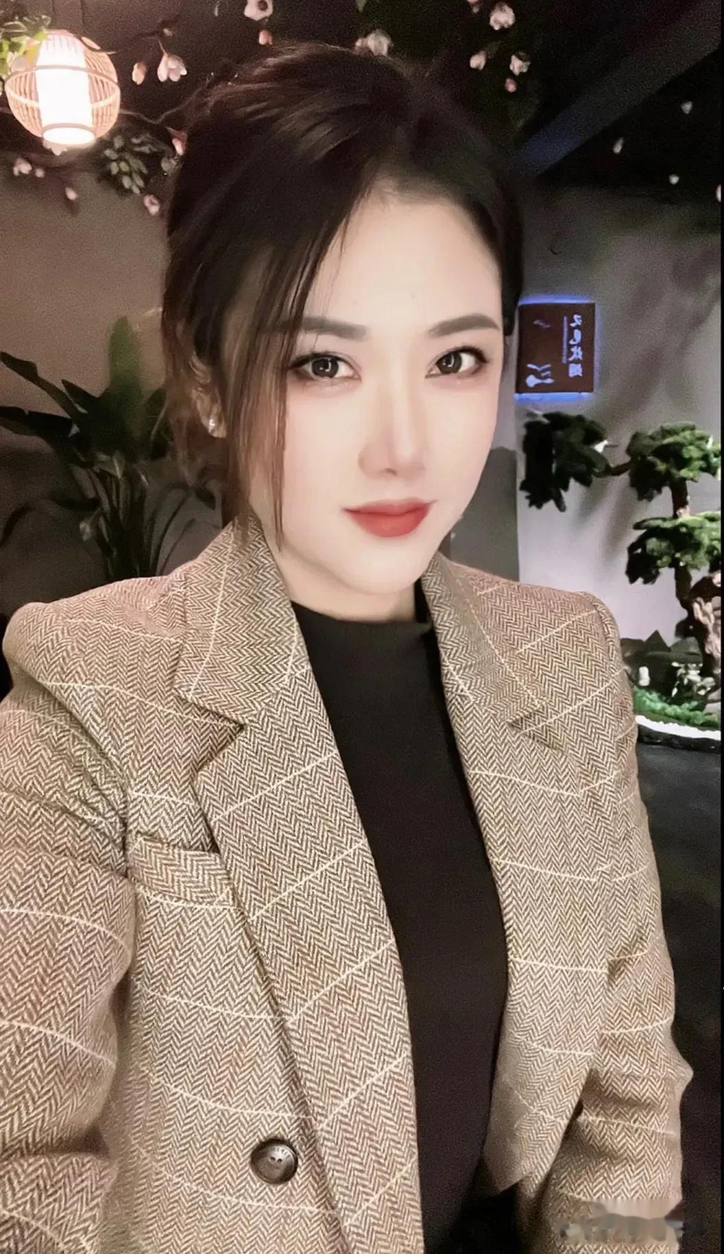 人与人初相识时最美好，热情又虚伪、新鮮又浪漫。
我是@香茗还未凉 记录生活点滴，