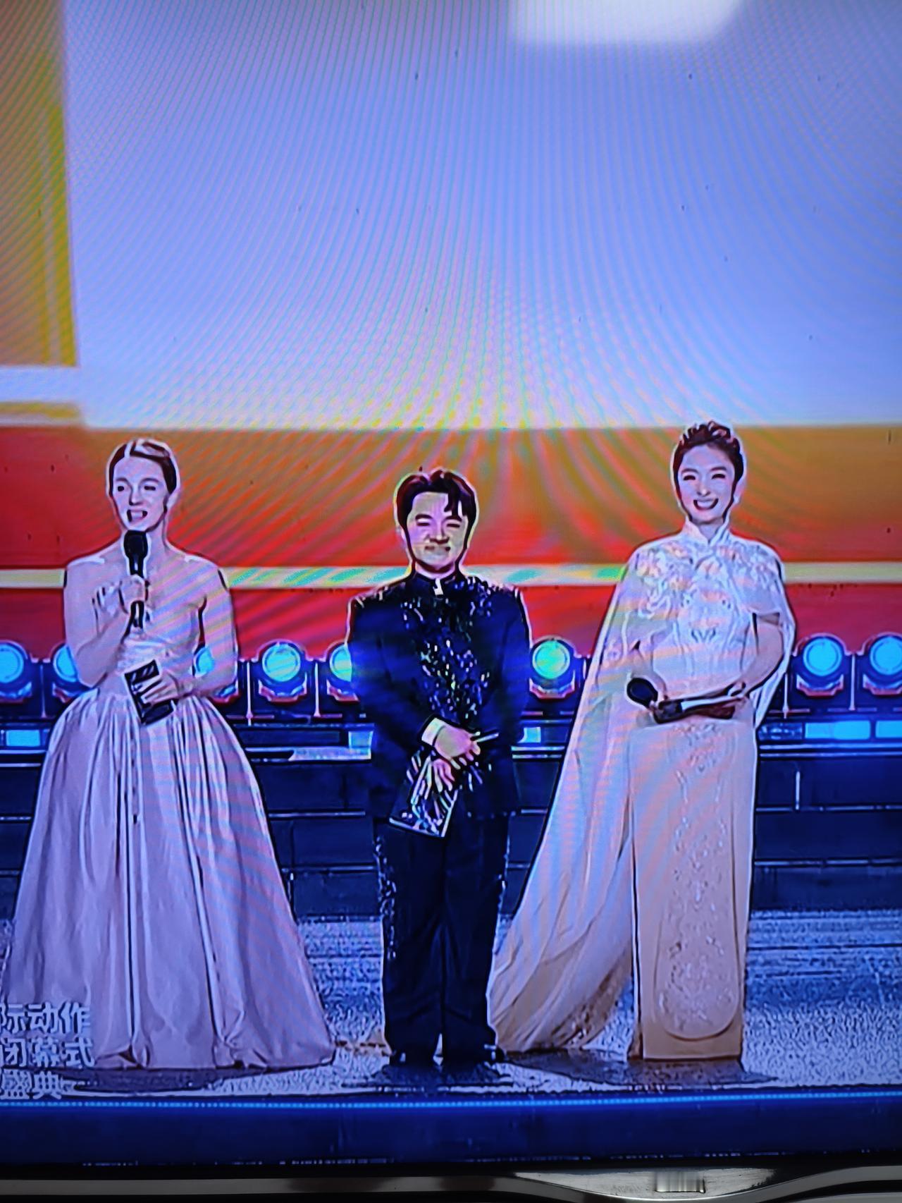 王祖蓝这么矮吗？还是两边的女主持太高了？