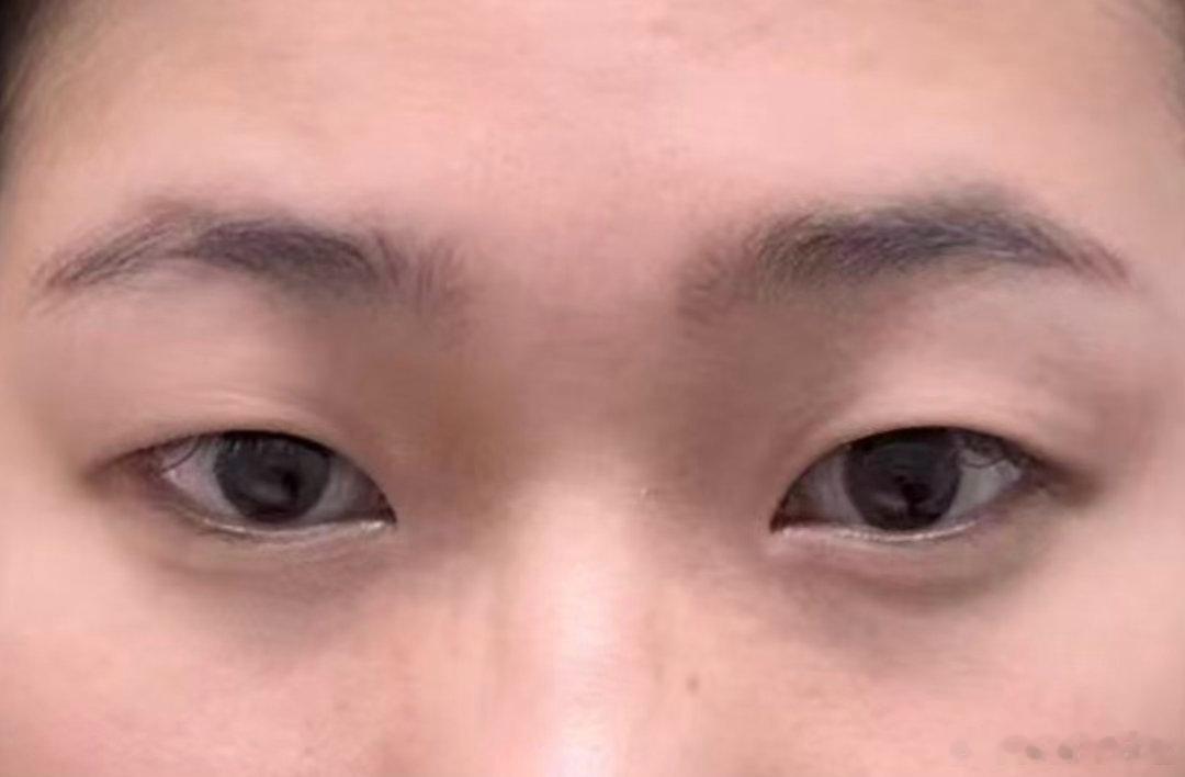 之前找我咨询过的姐妹昨天给我发的反馈原本有点凶的眼睛调整一下也能变得温柔妩媚。这