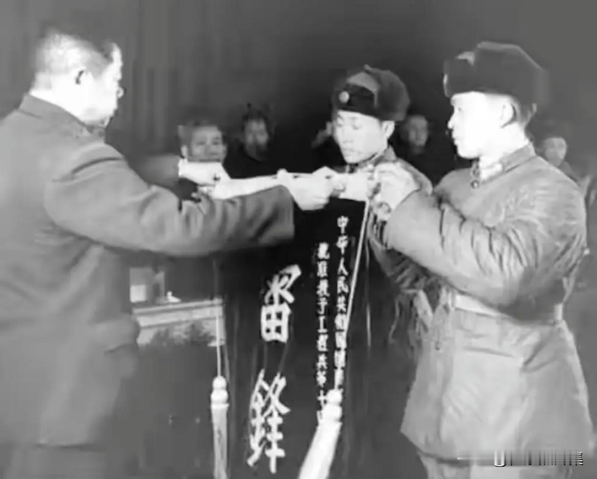 1963年1月21日，时任沈阳军区司令员陈锡联上将在沈阳八一剧场举行的“雷锋班”