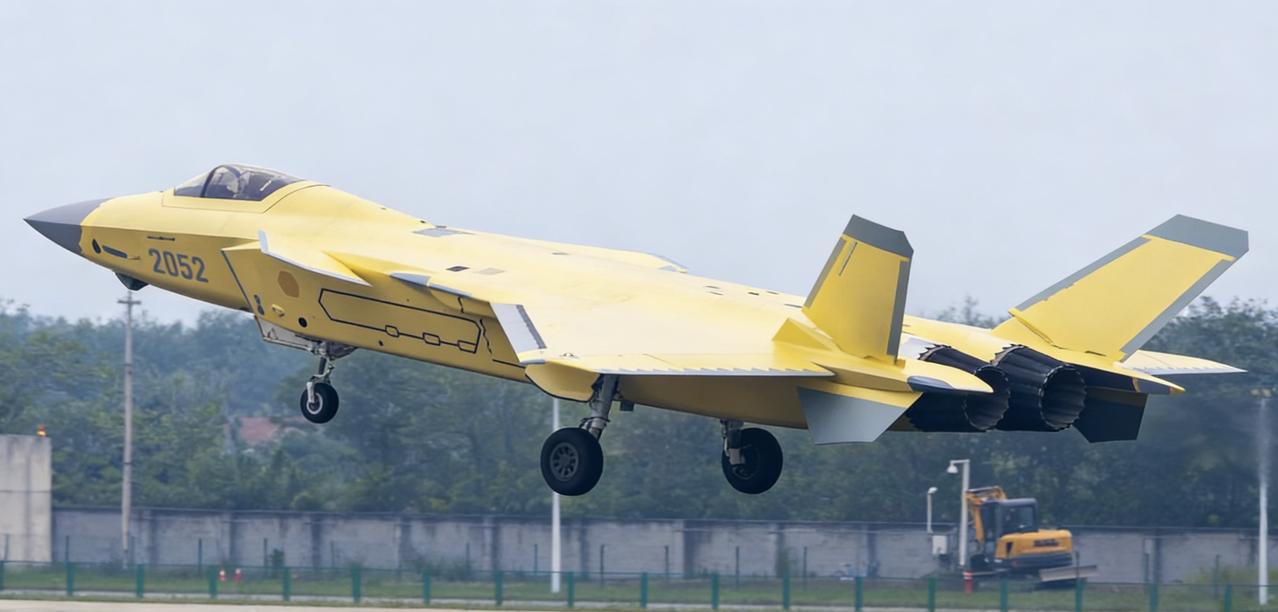 换装WS-15的完全体J-20A黄皮新机，菊花紧凑修长。