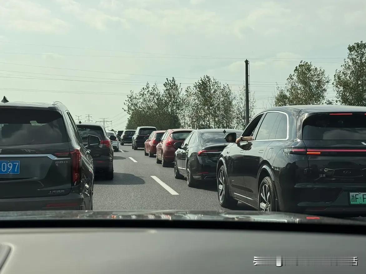 路上理想是真多，高速堵车，在我身边来来回回看到两辆L7、四辆L9、一辆理想ONE