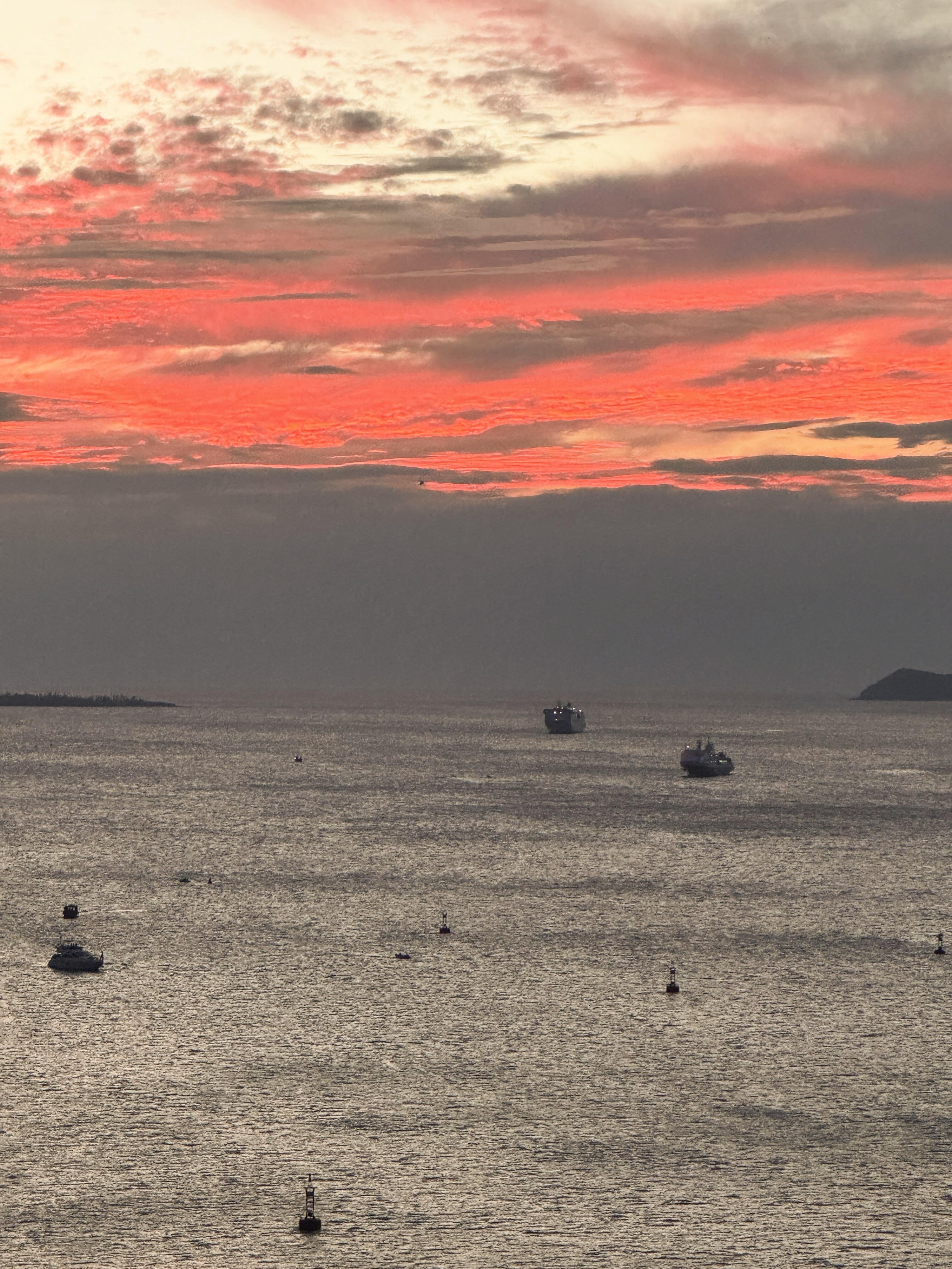 吴宣仪wxy就宣仪式感 吹吹海边的风 永远保持chill  看看不同时间的海记得