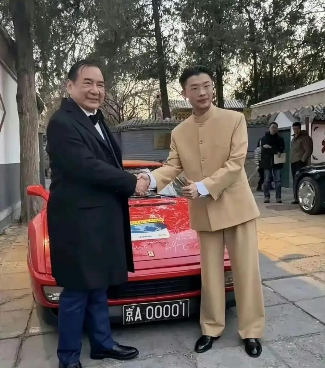 郭有才最近被拍到频繁出入高端会所，西装革履跟一群老板推杯换盏，跟当年在工地边唱《