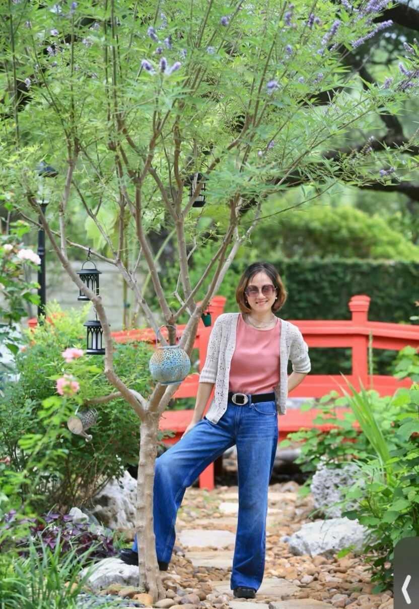 初夏花园， 初夏穿搭
暑期旅行穿搭参考  ootd 阔腿牛仔裤 夏日镂空衫 乐福