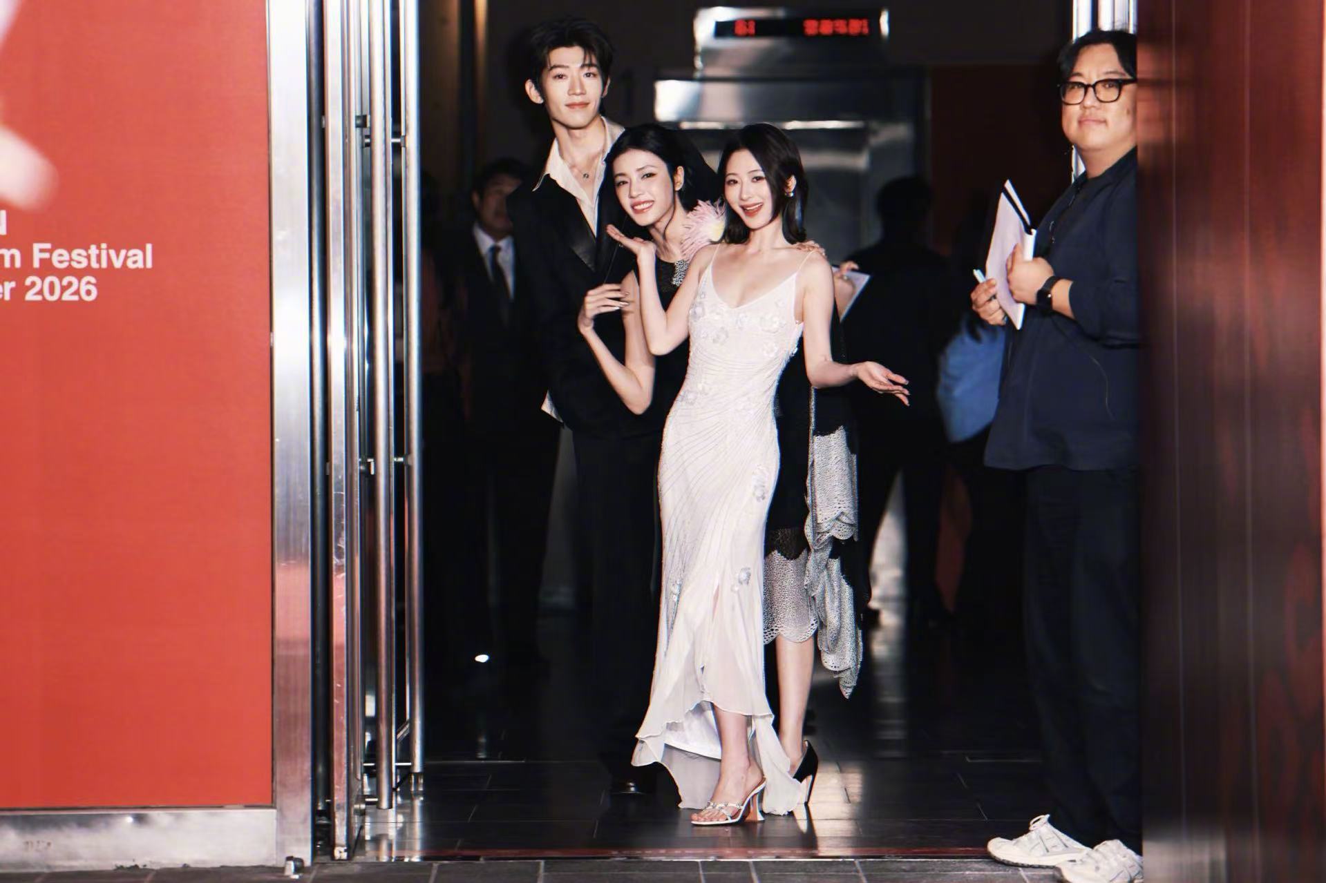 有一场雪剧组亮相釜山电影节红毯 电影《有一场雪》导演、主演、亮相红毯，该片入围本