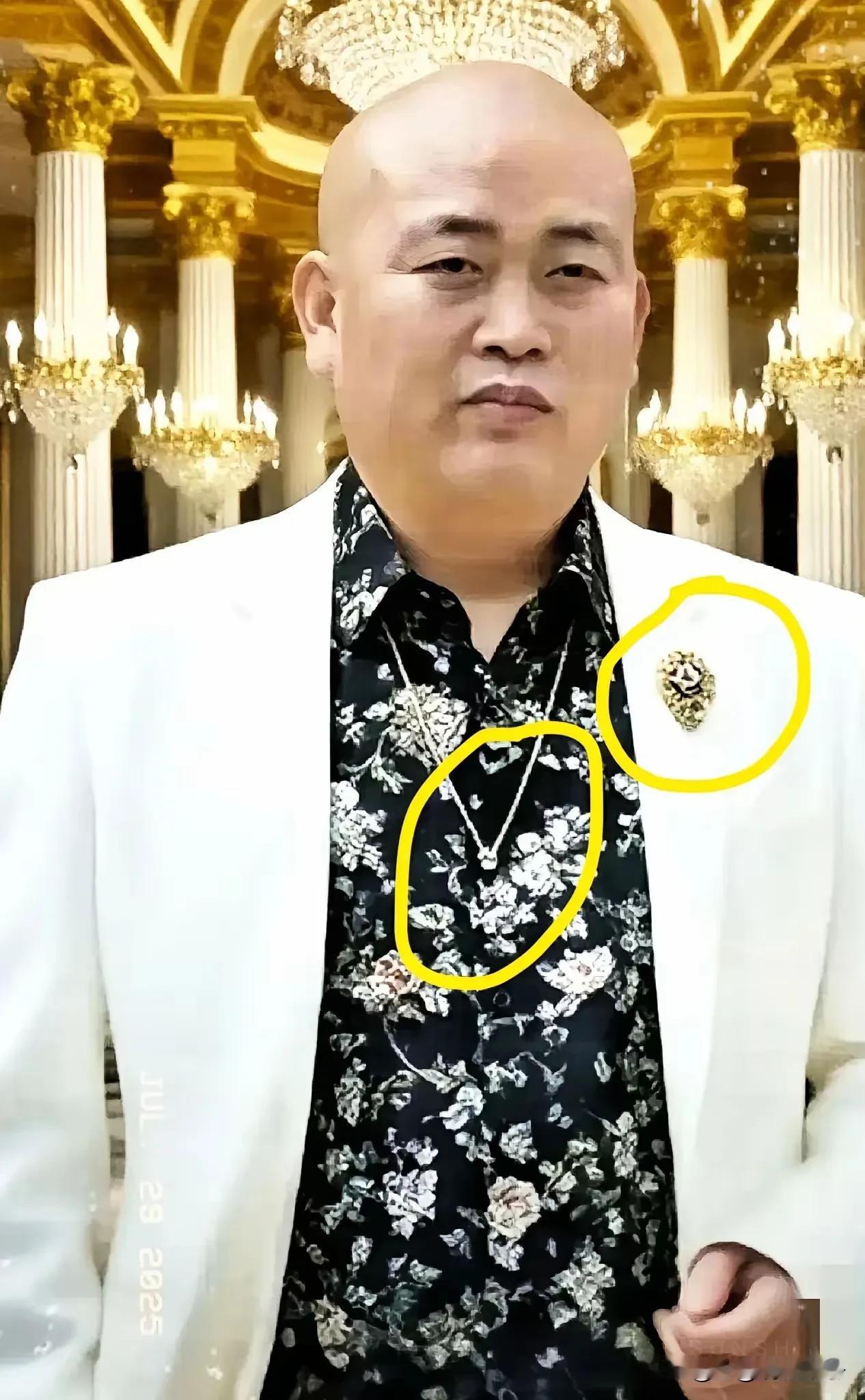 释永信这一身西装革履，
还佩带金链子，
哪像是寺庙里的主持方丈！
不说衣着打扮，
