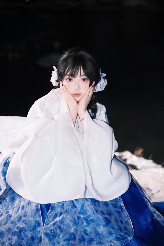 当现代女孩化身朝鲜公主，氛围感拉满！