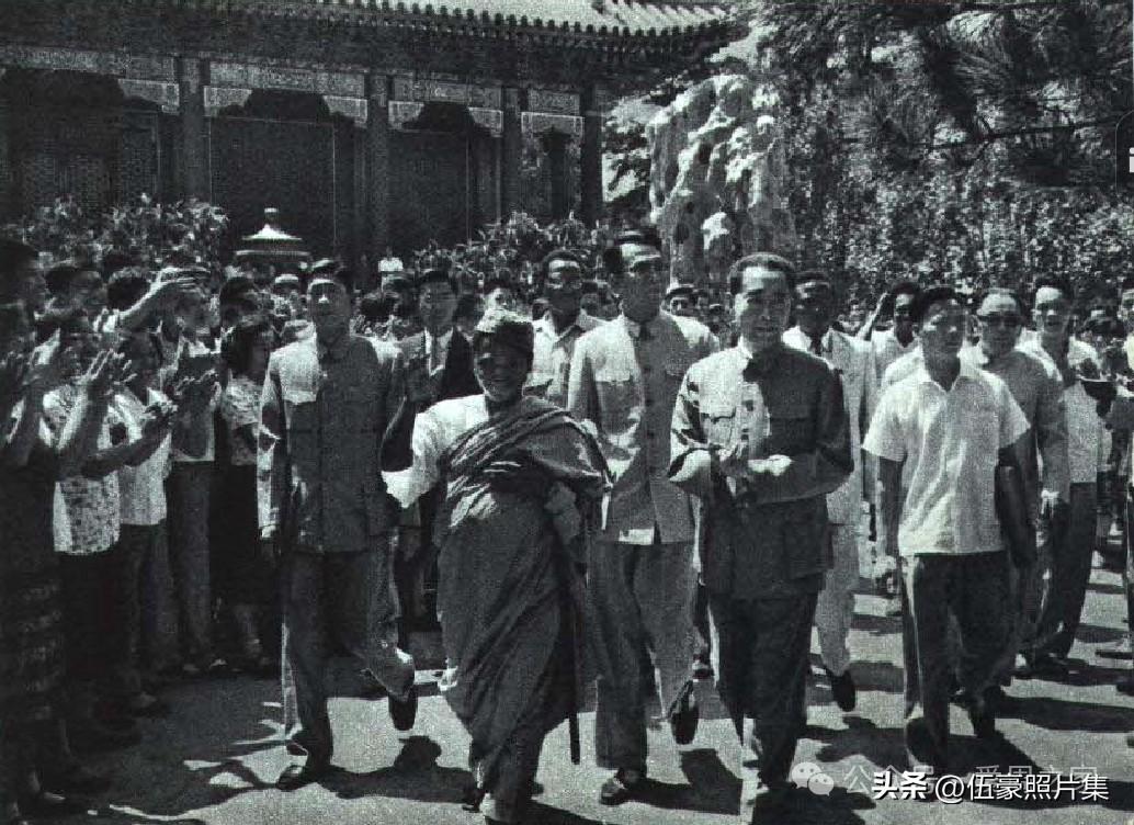 1964年6月14日，周恩来总理陪同坦噶尼喀和桑给巴尔联合共和国（即坦桑尼亚）第