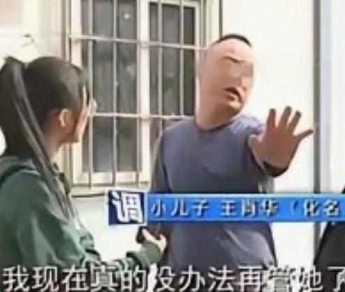 断臂男子独自赡养父母二十年，他掏空积蓄欠下外债，为还外债卖掉老房子，谁知母亲偷偷