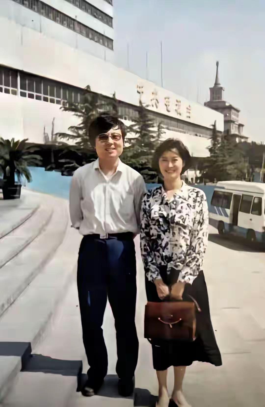 这是一张老照片
你们认识这位美女吗？
她比董卿漂亮，她比周涛知性，她比倪萍更加有