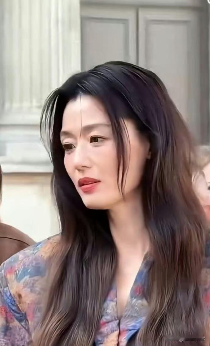 时装周路透里的全智贤衰老速度超出预期，差点认不出。就算韩国医美水平顶尖，也很难逆