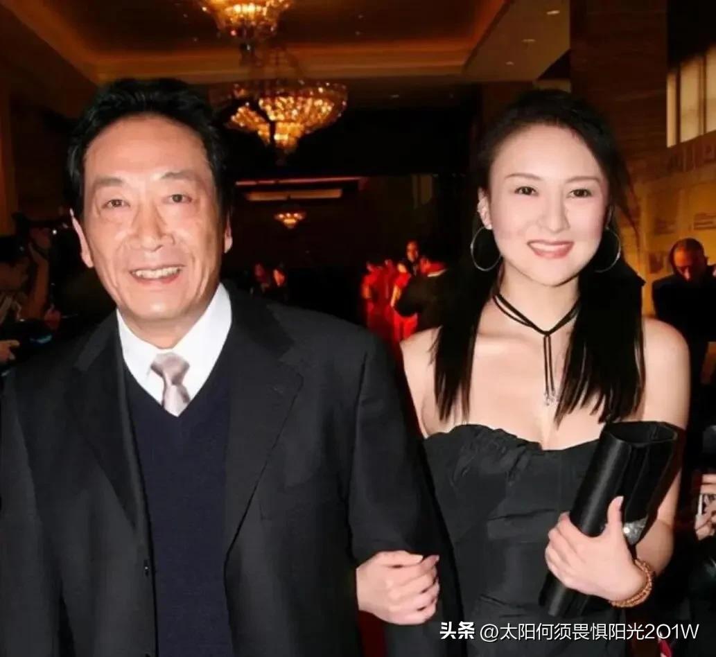 2014年，68岁的王奎荣和31岁的饶芯语结婚，婚礼上演艺界大咖云集，却唯独不见