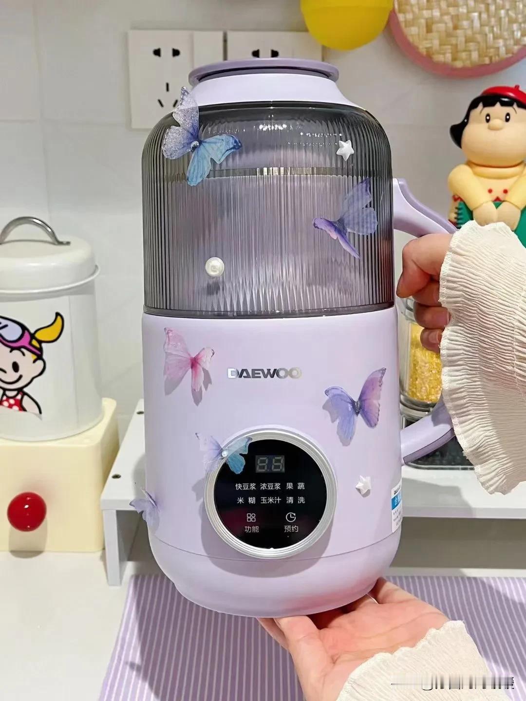 这款破壁机颜值高，真是越看越喜欢💕

外形小巧，女生单手就可以拎起完全不费力，