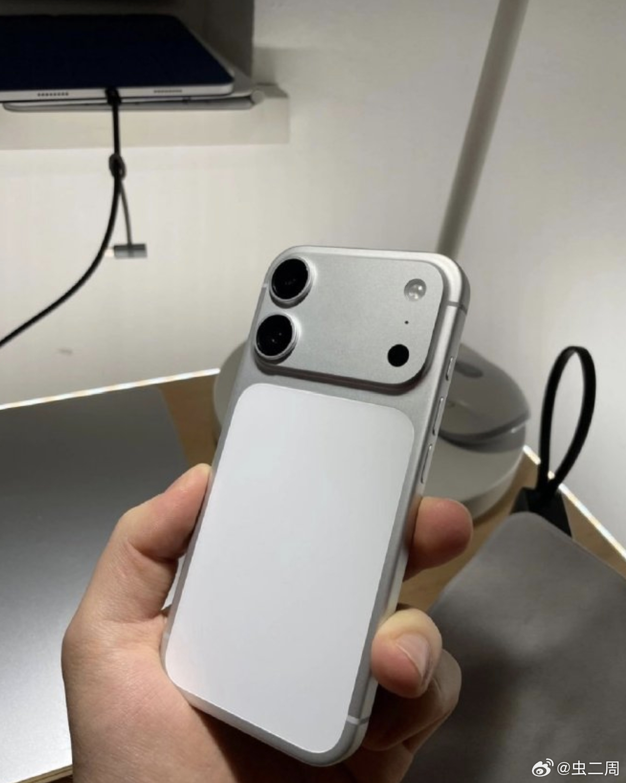 iPhone18标准版外观曝光这个外观有点“小iPhone17 Pro”那味了。