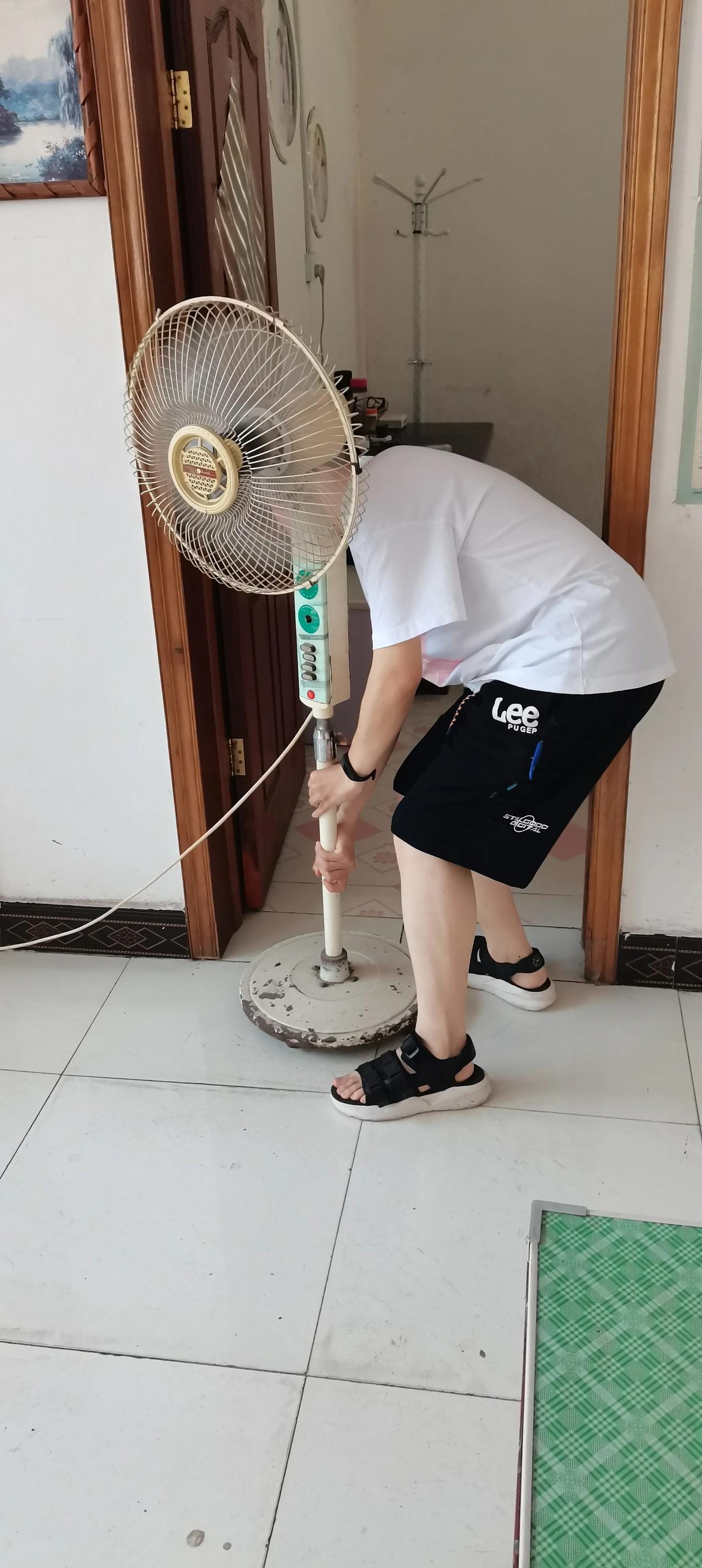 老家用了30多年的老风扇儿子两只手没拿起来，而旁边的小风扇，一只手轻松拎得动。