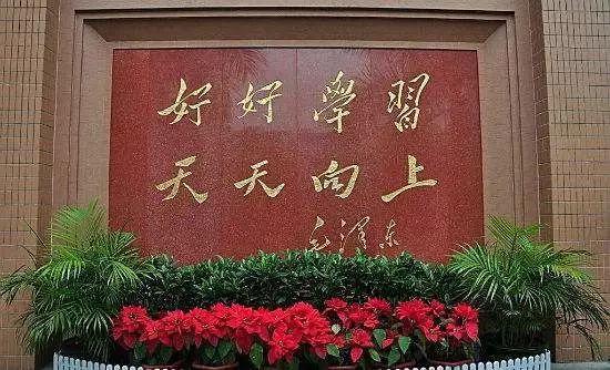 像抹黑民族的文学作品《丰乳肥臀》，丑化国民的美术绘画《航天员》，腐蚀青年的黄色文