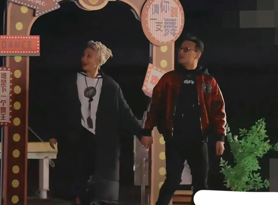 汪峰果然是情场老手，就连脾气暴躁离过两次婚的宁静都被他感动得不要不要的。

他们