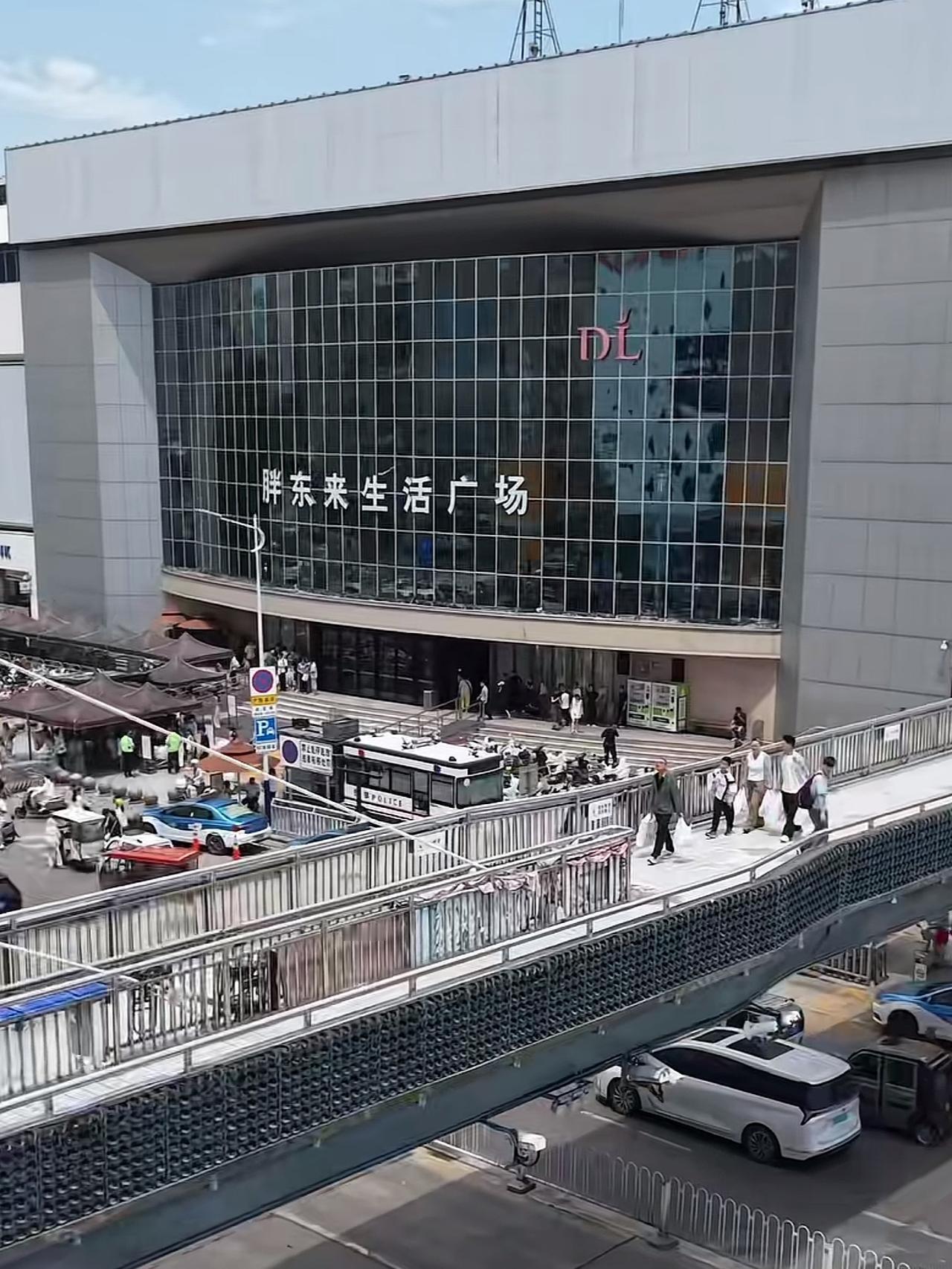 胖东来的招牌刚被吊车摘下来，那个当初放话“我这位置闭着眼都能数钱”的房东，靠在马