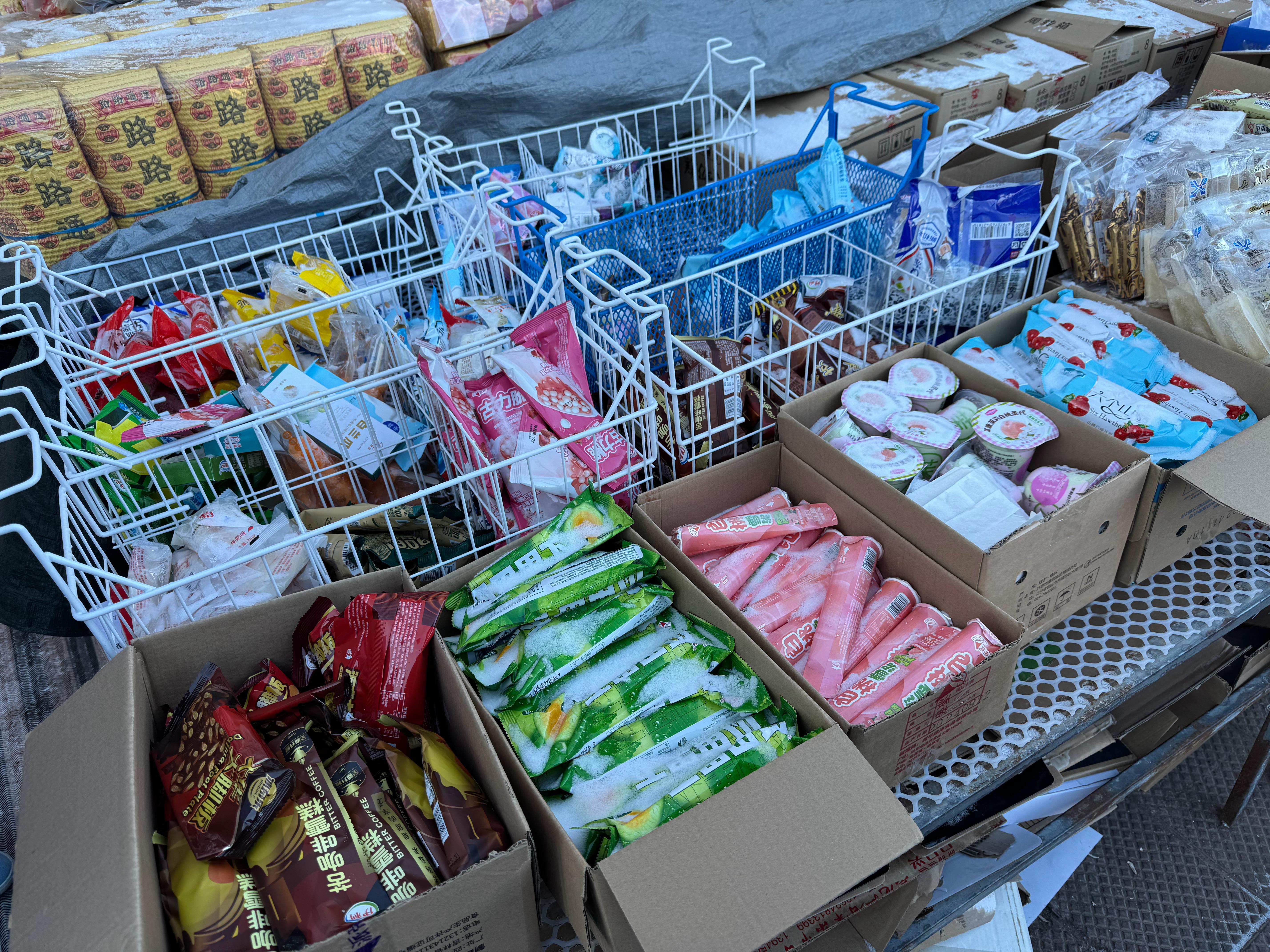 小卖部老板问我，冰棍要常温的还是冰柜的，我果断选择常温的。这边的面膜很出名，我要