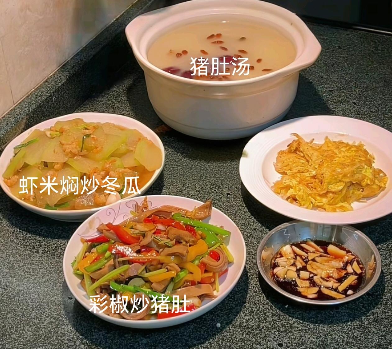 同学老家广东，做得一手地道粤式家常菜。她的一日三餐色香味俱全，口味清淡少油。
