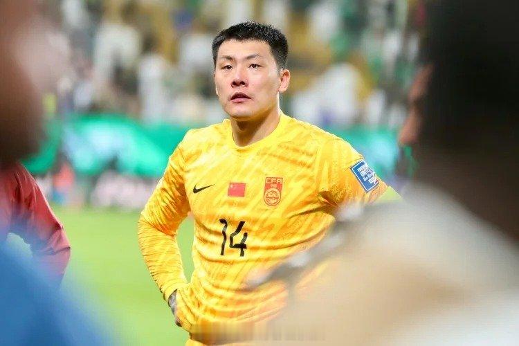 国足确定三大队长 据北青体育报道，国足已开始恢复一天一练的训练强度，并开始安排理