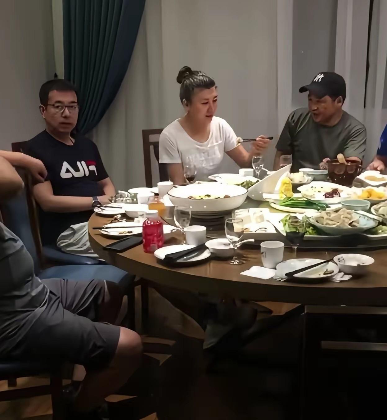 老闫吃饭的局都是男生，老闫现在也喜欢和男生拍小品。她说自凭本事吃饭，我们小老百姓