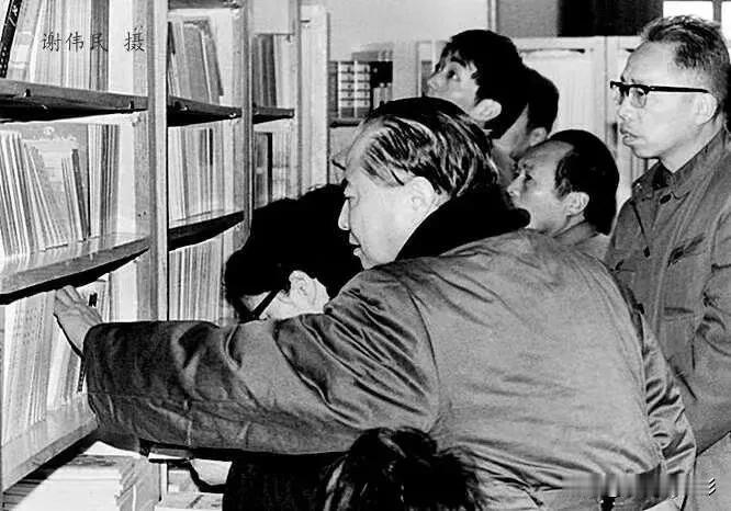 #谢伟民老照片#  左图：1984年3月28日，申城徐汇新华书店偶遇上海市市长汪